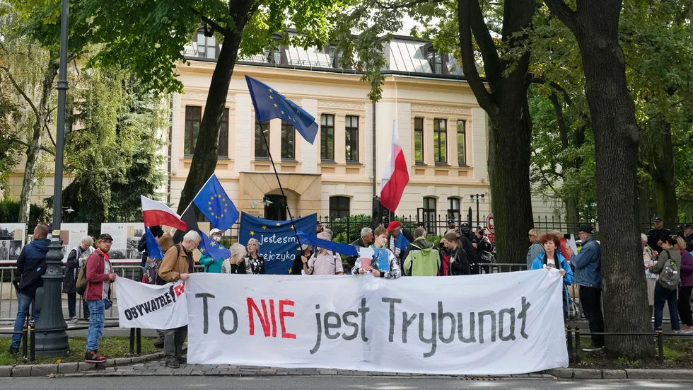 Frågan om rättssystemets oberoende är laddad i Polen. Bild från demonstration vid en domstolsbyggnad i Warszawa den 31 augusti.