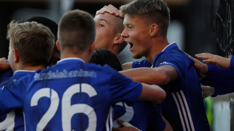 IFK Eskilstuna lånade in Max Larsson (tröja nummer 26), Patric Åslund (längst till höger) och William Videhult (som kramas om in i mitten) från Västerås SK till derbyt mot City.