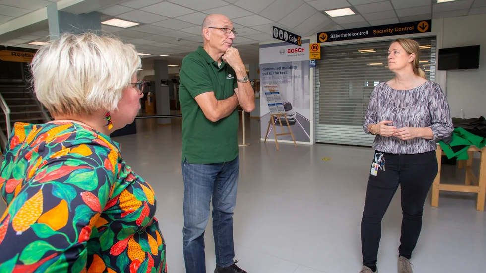 Centerpartisterna Linda Modig och Bjarne Hald i samspråk med flygplatsens vd Carina Johnsson. Samtliga är oroade över den ekonomiska situationen.