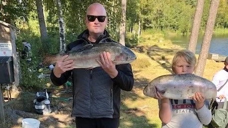 Patrik Persson vann VSFK:s "Superbåge" med en fisk på 4,6 kilo. Tvåa kom Hugo Thoresson på 4,56 kilo (visas här av lillebror Leo) och trea blev Malte Svensson, 1,74 kilo.
