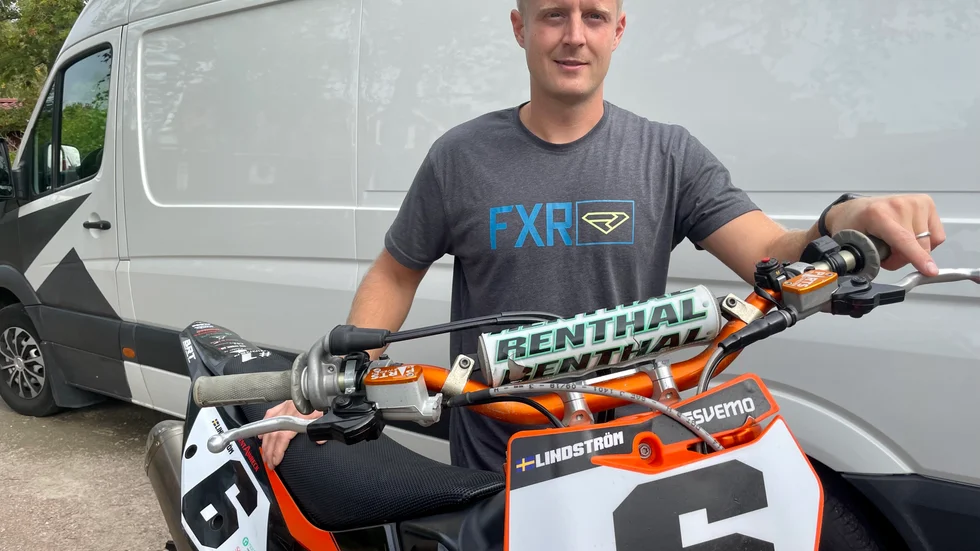 Nyköpingskillen Kim Lindström, som kör för SMK Kolmården, rullade in sin KTM-cykel efter att ha blivit sexa i sitt sista SM-heat.