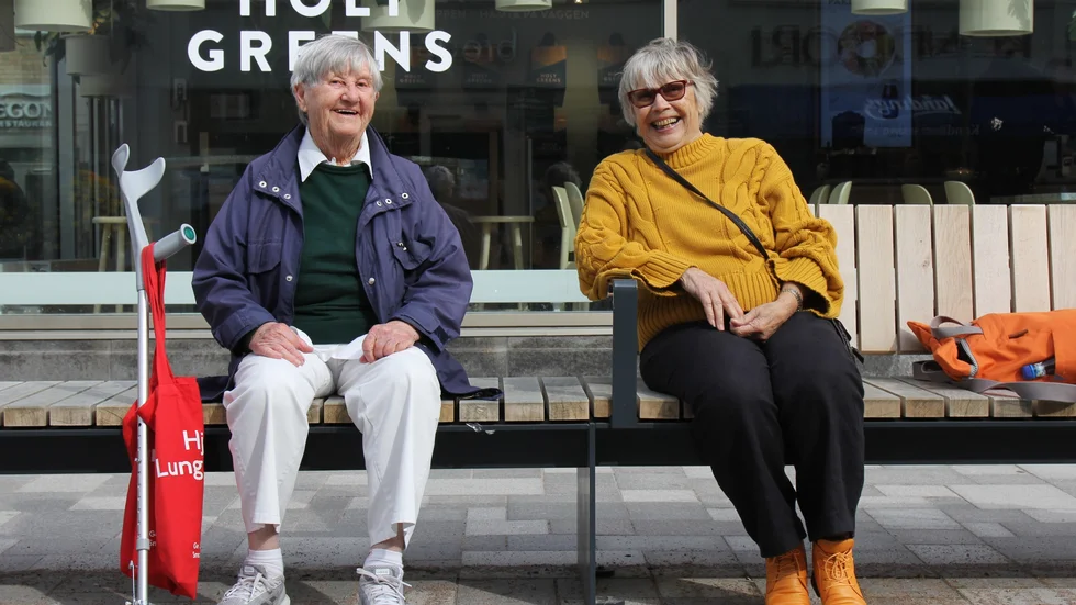 Marianne Andersson, 92 år, och Lisa Österberg, 85 år, kände inte varandra innan de möttes på bänken, men båda säger att de inte ändrat sina liv anmärkningsvärt, utan i stället alltid levt klimatvänliga liv. "Jag har levt otroligt bra jämt", säger Lisa Österberg som varit jordbrukare. Marianne Andersson säger att hon äter mycket vegetarisk mat.