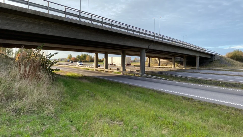 Efter att ha kört in i bron kunde lastbilsekipaget köra från platsen och in på en parkeringsficka i närheten.