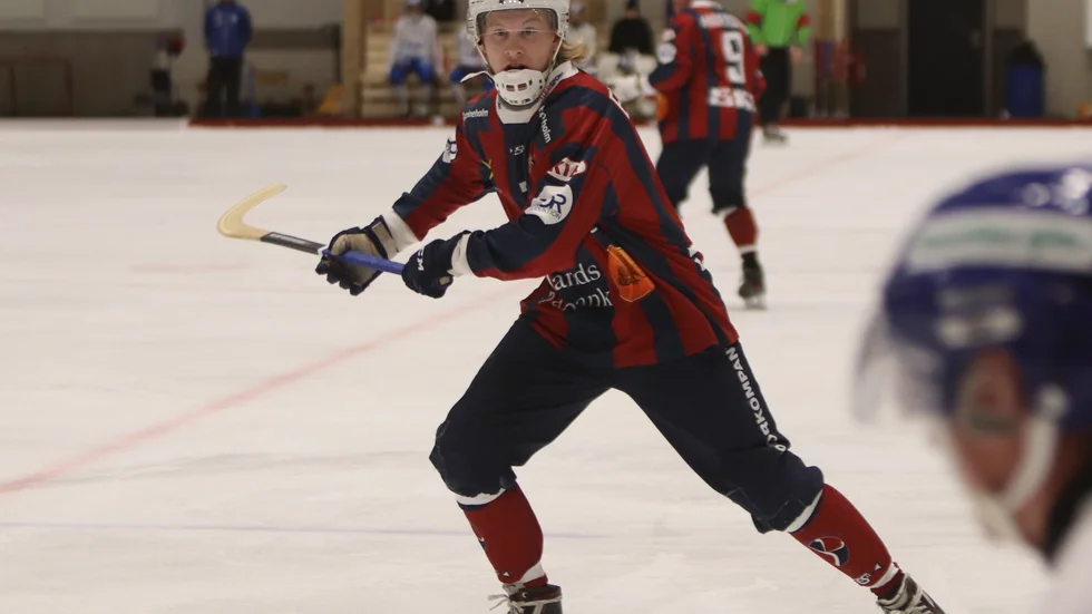 Henrik Cervin stod för två mål och en assist. Men det räckte inte långt när KVBS släppte in nio. Arkivbild.