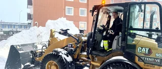 Snöröjningen går på högvarv • Upp till tolv timmars arbetspass • "Mer orkar inte kroppen"