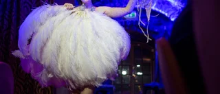 Halvnaket och kittlande under burleskshow i Nyköping