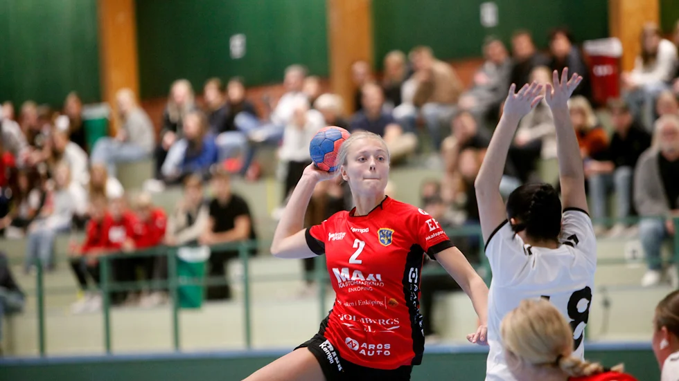 Vendela Tapper laddar för skott i Idrottshuset.