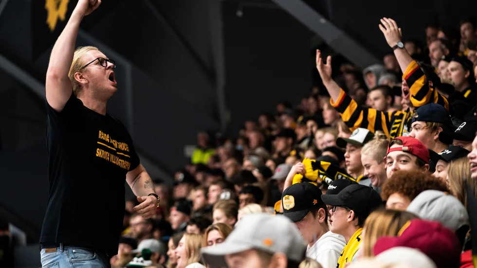 Skellefteå AIK:s supporterförening North Power har låtit trycka upp tröjor med texten ”Rädda svensk ishockey – skrota villkorstrappan” den senaste månaden.