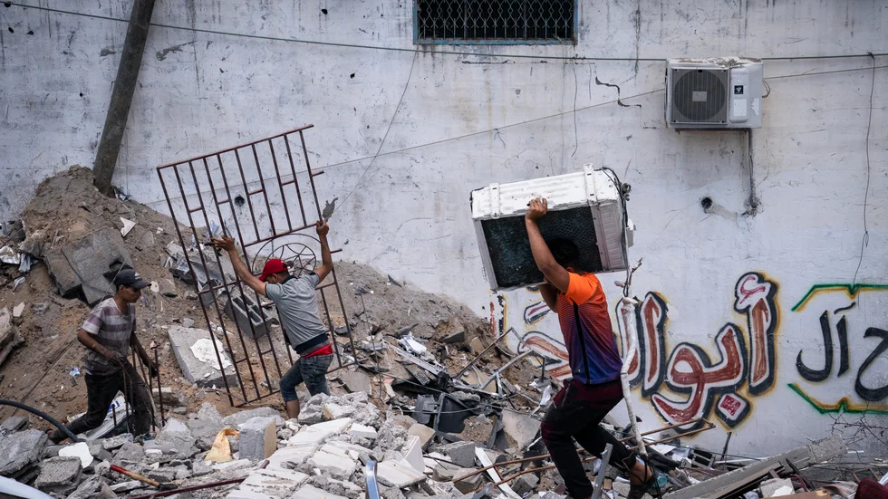 Invånare i Gaza City samlar ihop vad som är användbart efter en israelisk flygattack. Arkivbild.