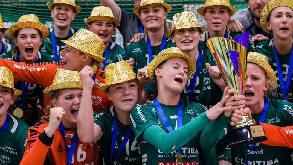 Hanna Cleve och hennes lagkamrater i Skuru firar att SM-guldet är säkrat. Något som Cleve inte kunde drömma om när hon spelade i MHK under ungdomsåren.