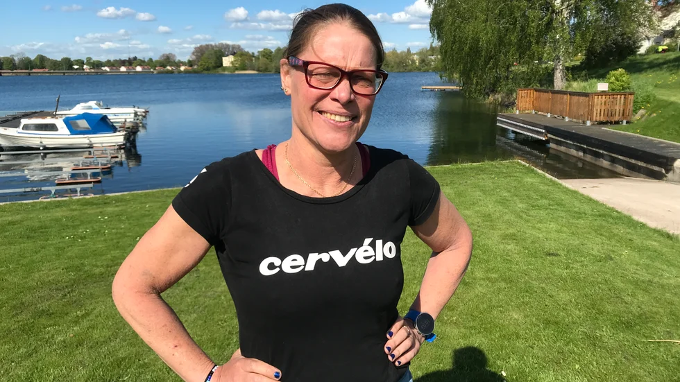 Lena Söderqvist gillar både simning, cykling och löpning som triathlet. Nu ger hon råd inför en öppet vatten-säsong som är i antågande. "Gör det aldrig ensam", säger Lena.