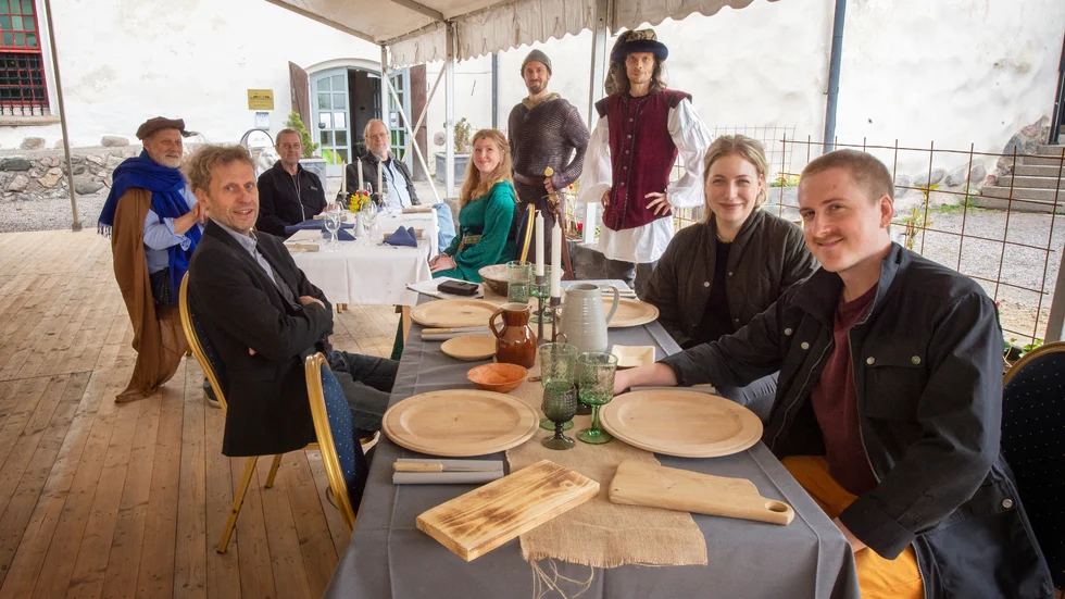 Krögare Per Karlsten samt Maja Lundqvist och Jerk Ohlson Westin från Teater Sörmland närmast. Vid grannbordet: Ensemblen i dinner showen "Krig fred och kärlek på Nyköpings slott", samt utvalda delar av bluesbandet Mojo Express.