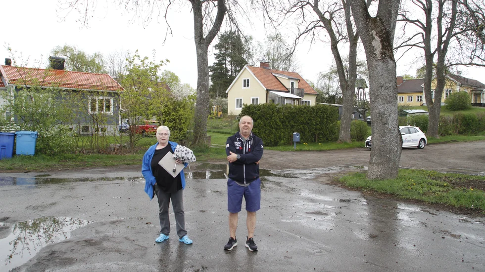 Margaretha Skyman och Tapio Mäläskä framför sina respektive hus på Bruksvägen. Till vänster är planen att två huskroppar med lägeheter ska uppföras. "Från mig är det bara 17 meter dit", säger Tapio Mäläskä.