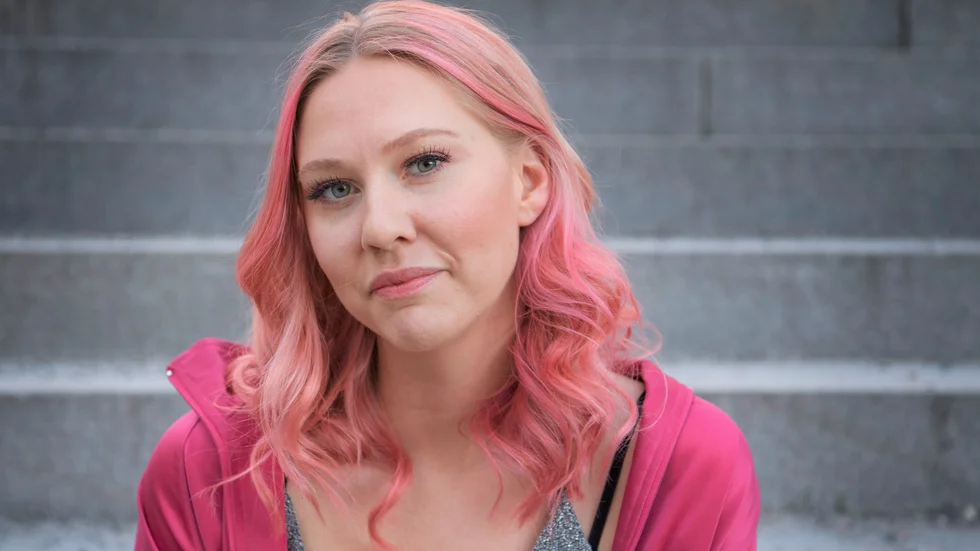 Clara Klingenström sjunger i Bingolottos "Sommarkväll".