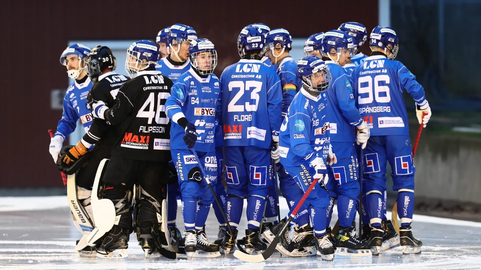 IFK Motalas spelare uppvaktas av andra klubbar, vilket irriterar IFK. "Det borde vara värvningsstopp för alla tills det finns ett positivt eget kapital", menar IFK:s klubbchef Pär Beckne.