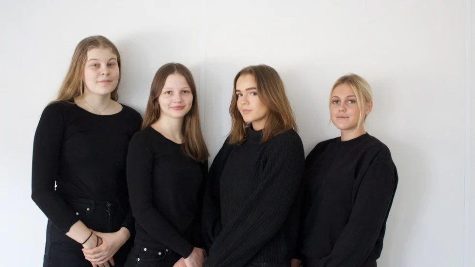 (Från vänster) vd:n Fanny Eriksson, administratören Alma Landqvist, ekonomiansvariga Tilda Gyllestad och marknadsföringsansvariga Jennifer Melin släpper "Dyslexiboken". 
