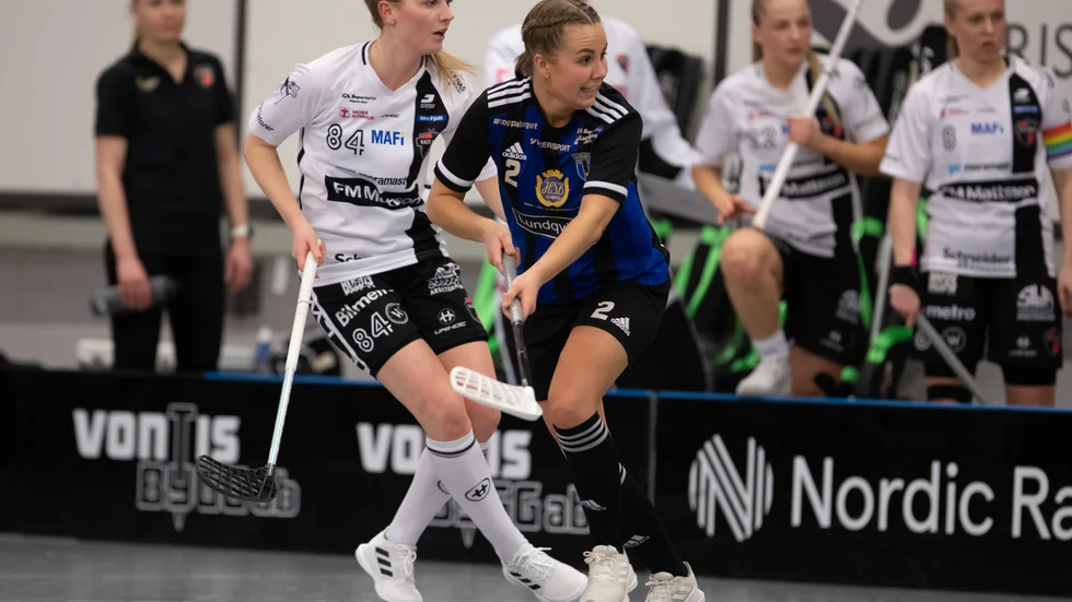 Kamp på mittplan mellan Sirius Jonna Vuounstisvaara (t h), som gjorde lagets första mål, och Kais Moras Caroline Rosenberg. Mora vann och har nu skaffat sig ett övertag i kvartsfinalserien. Sirius måste vinna nästa match.
