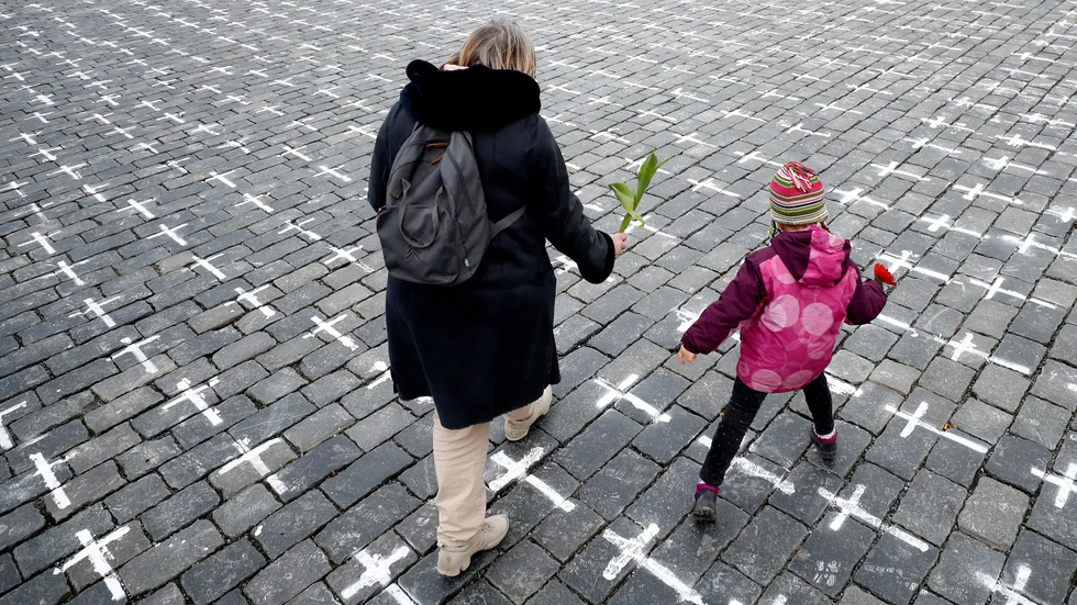 Tusentals kors har ritats upp på torget i Gamla stan i Prag för att hedra alla dem som avlidit med covid-19 i Tjeckien.