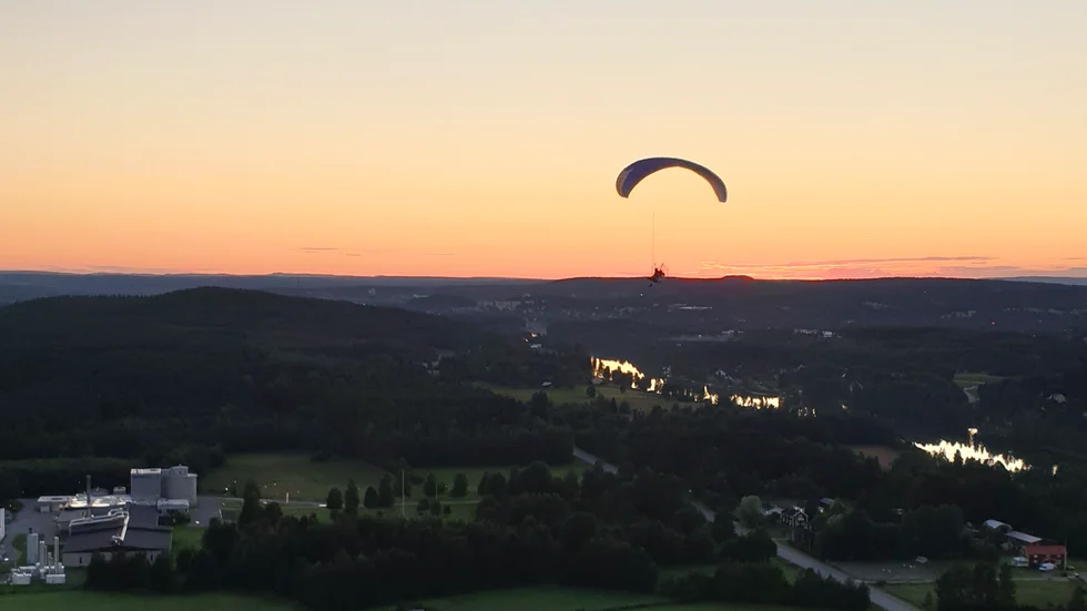 Att flyga paramotor i solnedgången beskrivs som en magisk upplevelse. Här flyger Ola Fredby över Bergsbyn och Rickard Jonsson fotograferar från luften.