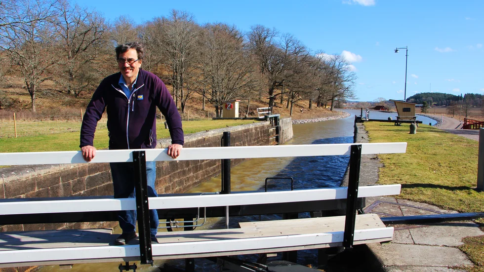 Håkan Hultkrantz där han trivs allra bäst, med Göta kanal inom räckhåll. Han har hunnit vara med om en hel del. "En natt hade en älgko ramlat ned i slussen", berättar han.