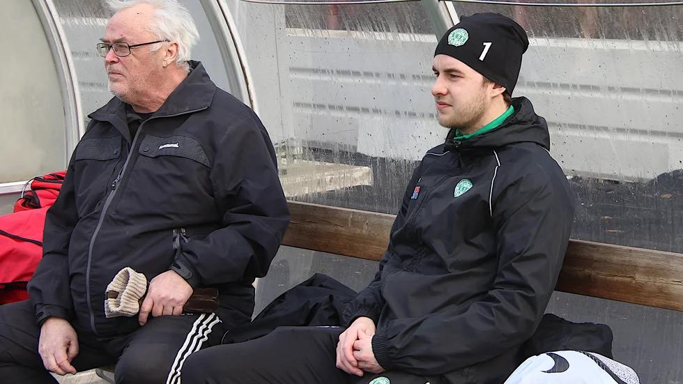 Materialförvaltaren Jan-Erik Svedman och målvakten Gustaf Persson ser träningen från sidan.