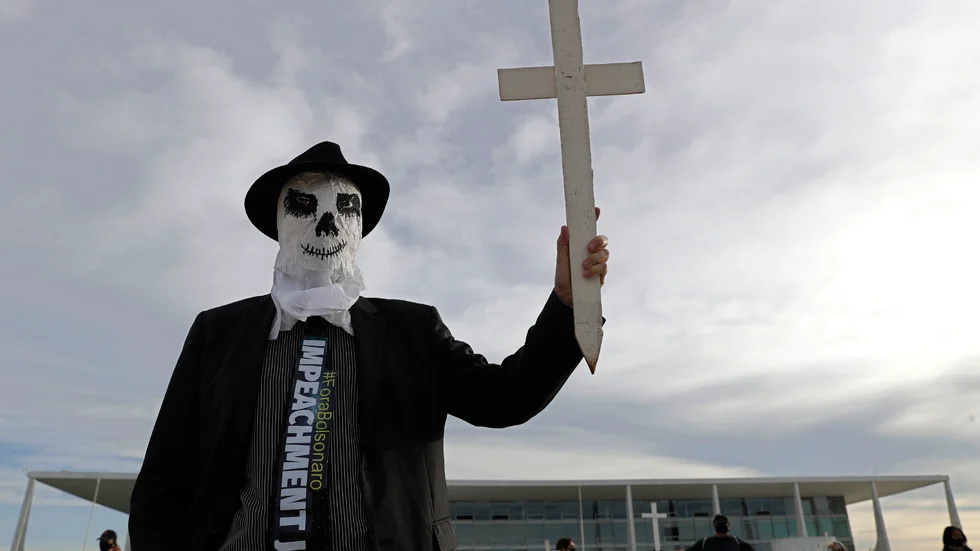 En deltagare i en demonstration i Brasília för att uppmärksamma de minst 300|000 covid-dödsfallen i landet. På slipsen står det "Riksrätt nu – bort med Bolsonaro".
