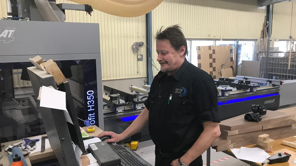 Willy Hagström vid den CNC-maskin som är företagets senast investering.