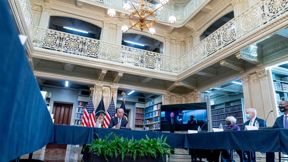 USA:s president Joe Biden i möte med chefer för stora amerikanska företag.