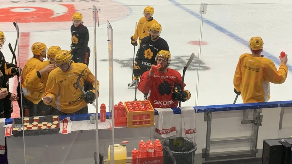 Adam Mascherin tränar i röd tröja, vilket tyder på någon form av skadekänning.