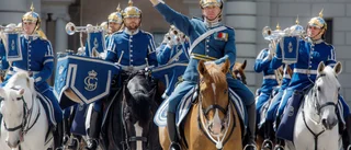 Klassisk militärparad rider och spelar i Nyköping