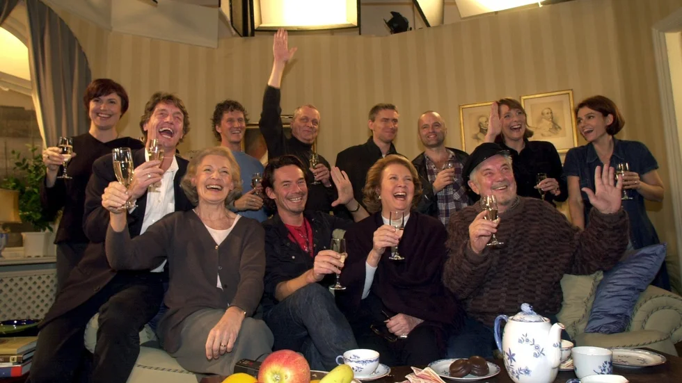 Här är ensemblen i SVT:s långkörare "Rederiet" när det allra sista avsnittet spelats in i oktober 2001. Arkivbild.