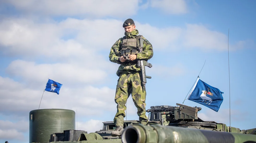 Återmilitariseringen ställer till det för Gotlands utveckling. Har ön tagits över av militären, frågar sig skribenten. Fotot är en så kallad genrebild och personen på bilden har ingenting med ledarens text att göra.