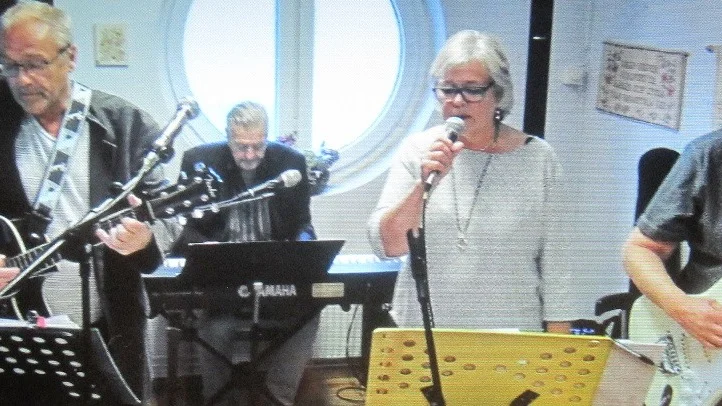 Mixxat med Birger Nordström, trummor, Pekka Helles, piano, äkta paret Tord och Ann Louise Henriksson, gitarr och sång, samt bandledaren Ola Rönnbäck, bas, höstens första gäster på Åkerbärets PUB-afton.