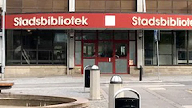 Trots att biblioteket har flyttat sitter skyltarna kvar på den tidigare adressen.