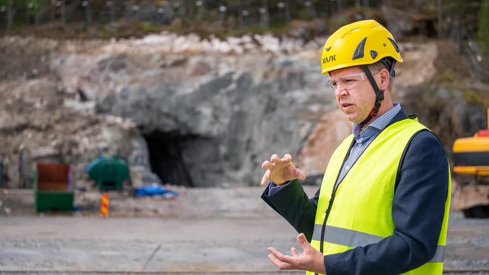 Bakom Mikael Nordlander, utvecklingschef för Vattenfalls industrisamarbeten byggs testlagret för vätgas.