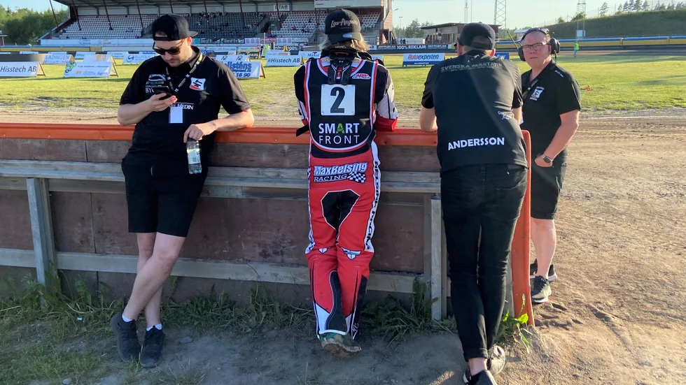 Tävlingsledaren Mikael Bertilsson (längst till höger) fick en ny svettig kväll.