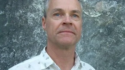 Lars  Lager, författare, har skrivit boken "Den snubblande detektiven" som utspelar sig i Nyköping. 