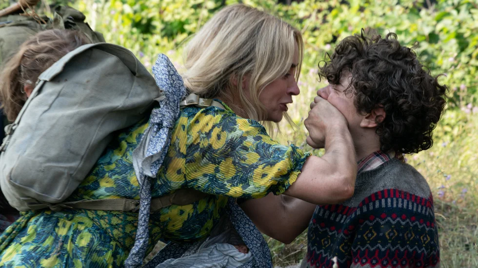 Mamma Evelyn (Emily Blunt) och sonen Marcus (Noah Jupe) ger sig ut i det okända i "A quiet place part II". Pressbild.
