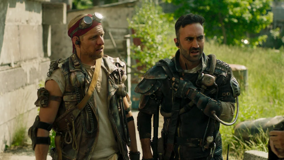 Zacke (Erik Bolin) och Leo (Johan Hafezi) leker postapokalyps med sina kompisar i en öde fabrik i den svenska skräckserien "Dystopia".