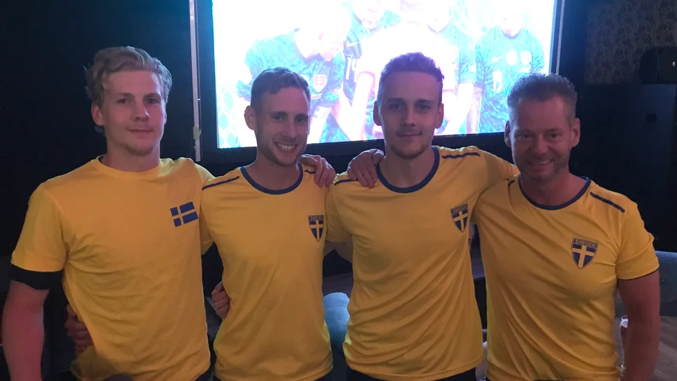 Sverige ska möta Spanien i EM och Claes Nilsson, längst till höger, fick helkväll med fotboll i födelsedagspresent av sönerna Edvin, Philip och Ludvig.