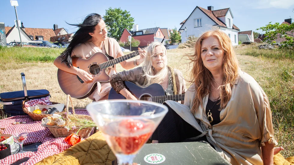 Musikgruppen Glimra, med Bittis Jakobsson, Annika Fehling och Annelie Roswall, kommer spela flera låtar under fredagkvällen, som de hoppas kommer inge hopp.