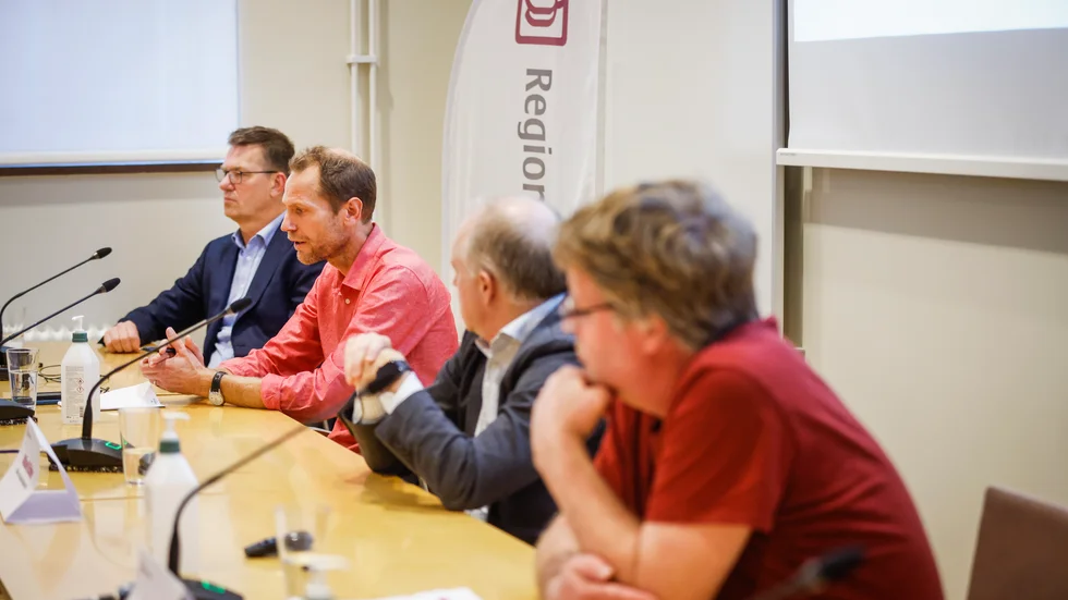 Persongalleriet har varit relativt stabilt vid pressträffarna. Här ses från vänster Johan Lugnegård, chefsläkare på Akademiska sjukhuset, Fredrik Settergren, chef för bland annat provtagningsenheten, Mikael Köhler, hälso- och sjukvårdsdirektör, och Johan Nöjd, smittskyddsläkare.