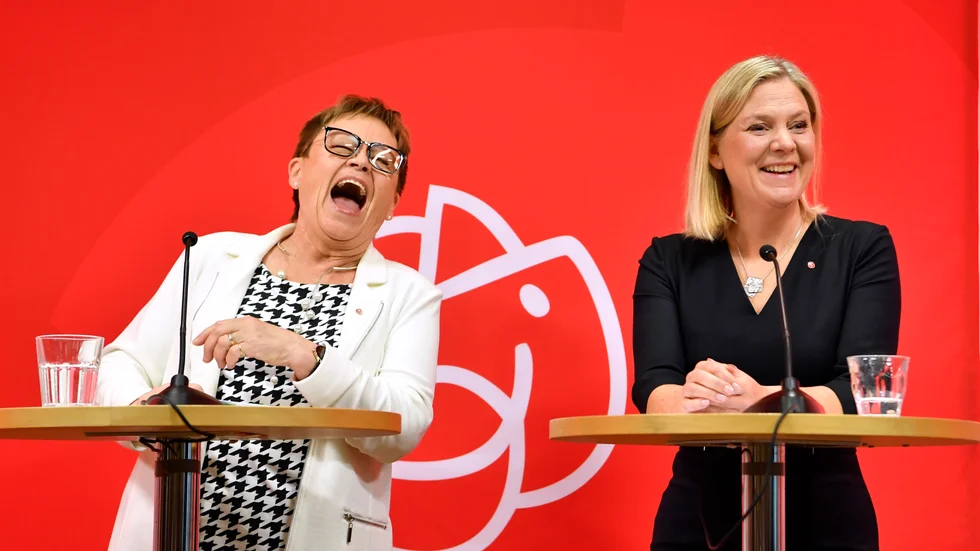 Roligt så länge det varar. Valberedningens ordförande Elvy Söderström och Magdalena Andersson i onsdags.