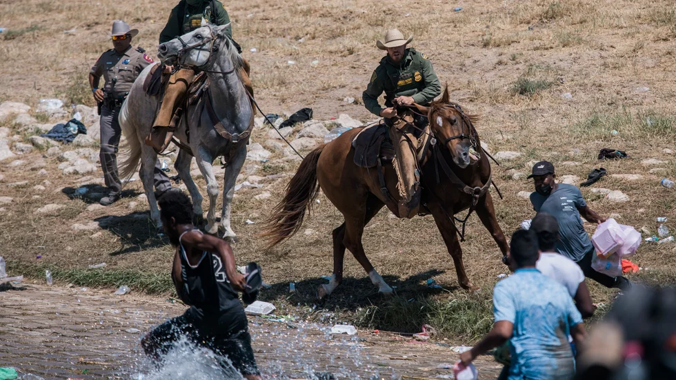 Ridande gränspolis föste bort migranter vid Rio Grande-flodens strand i Texas. Nu får de svidande kritik av president Joe Biden.