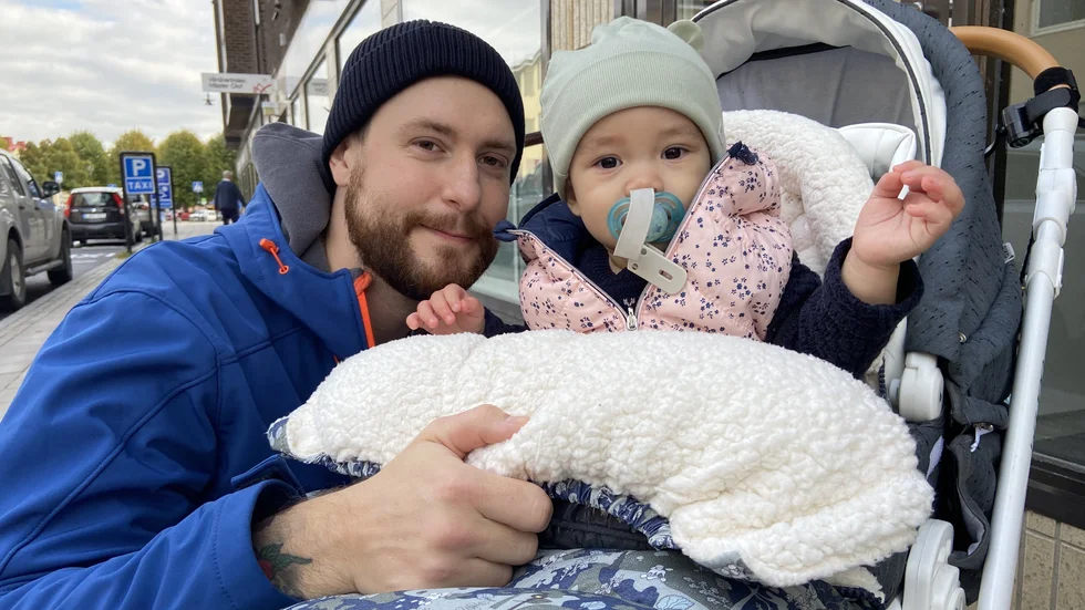 Gustav Palmlöv, kock, här med dottern Aki, 1, Strängnäs: "Jag är småbarnsförälder så det blir nog ingen större skillnad, haha. Det blir det vanliga. Ut med bebis, promenader, fika, hälsa på gudfar. Inget större."