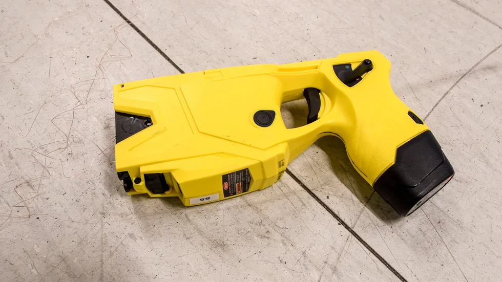 Bild på polisens elchockpistol, som inte har något med åtalet att göra.