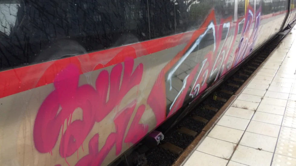 Tågvagnen på Bodens järnvägsstation är totalt nedklottrad.