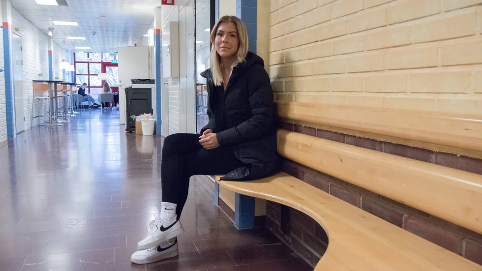Alice Johansson, 17 år, tycker att politikerna tog ett bra beslut när de bestämde att det ska finnas gratis mensskydd i skolan.