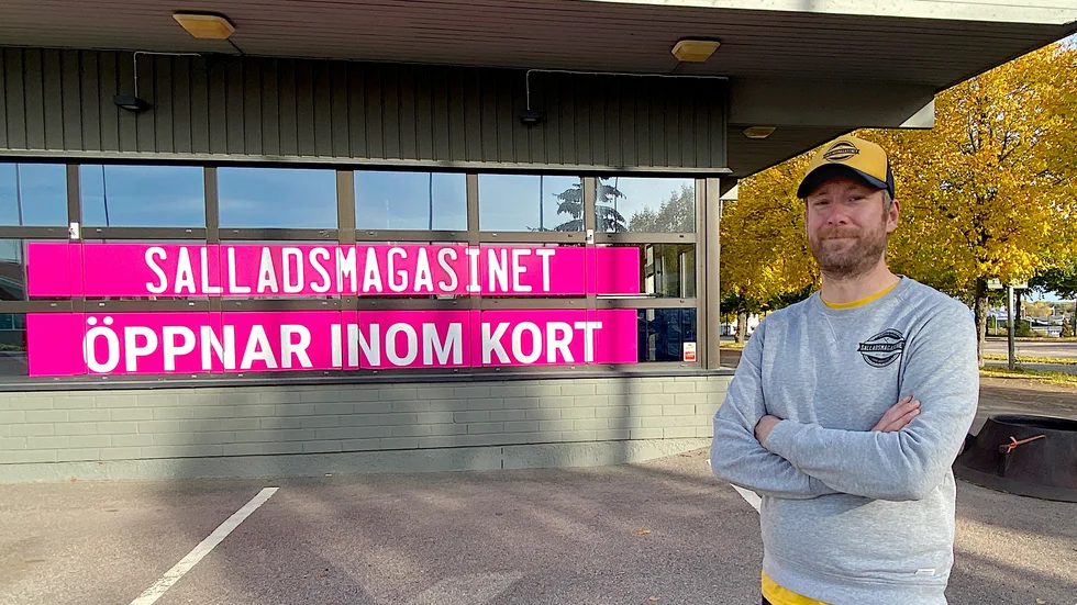 Som fotbollstränare i Västerås brukar Enköpingsbon Andreas "Adde" Schenning äta på Salladsmagasinet i Hälla. Det gav idén till att öppna Salladsmagasinet även i Enköping, i gamla Jysklokalen vid Salavägen. 