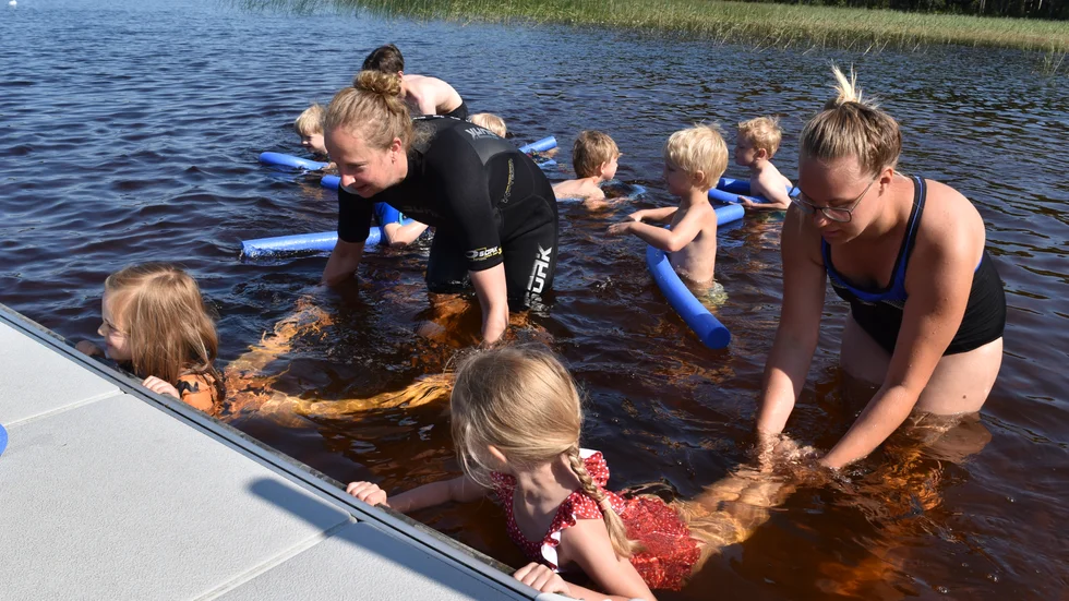 "Kula, strut, pinne", instuerar simlärarna Evelina Larsdotter och Ayla Pesonen.